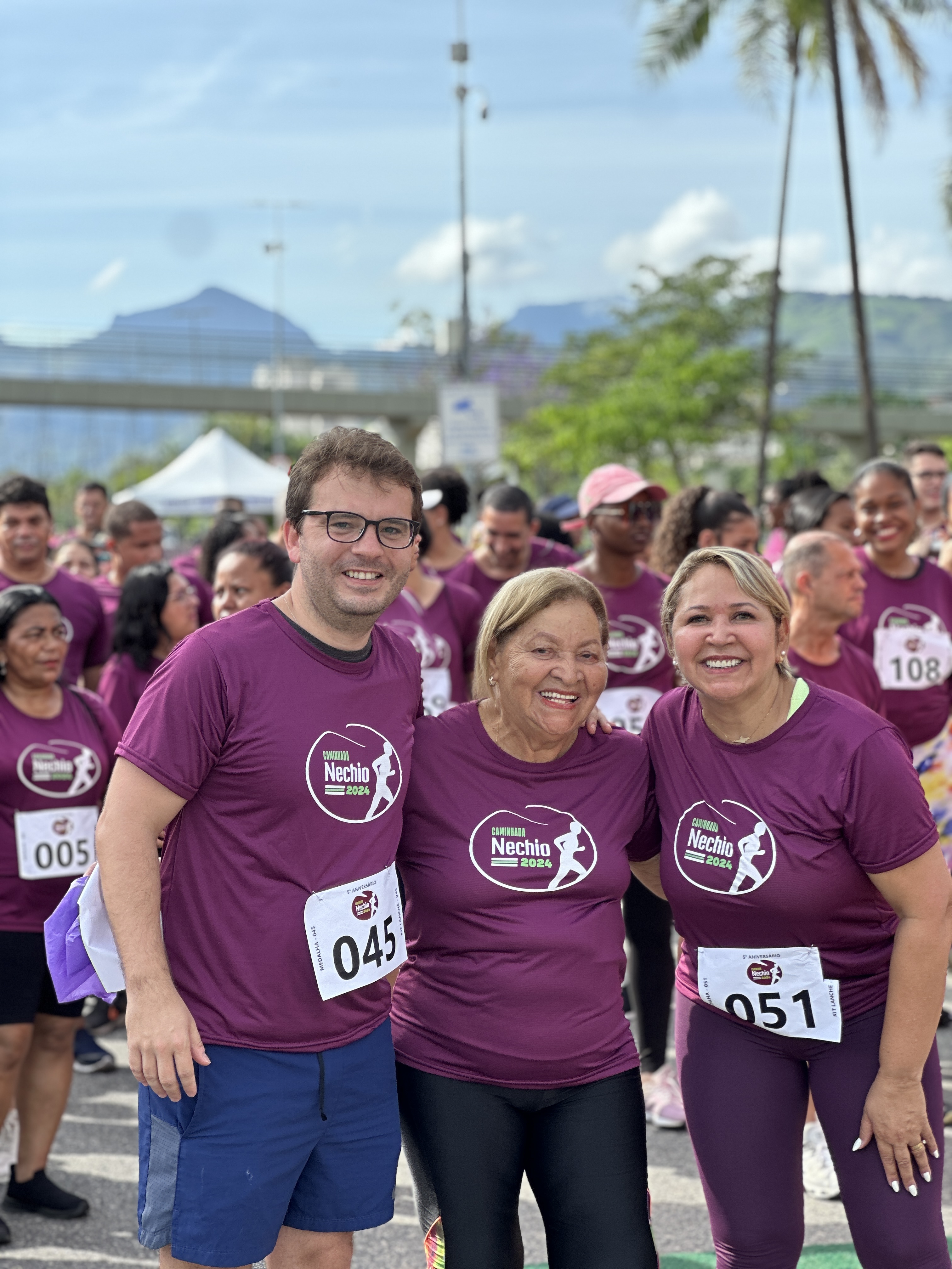 Casal exibindo medalhas