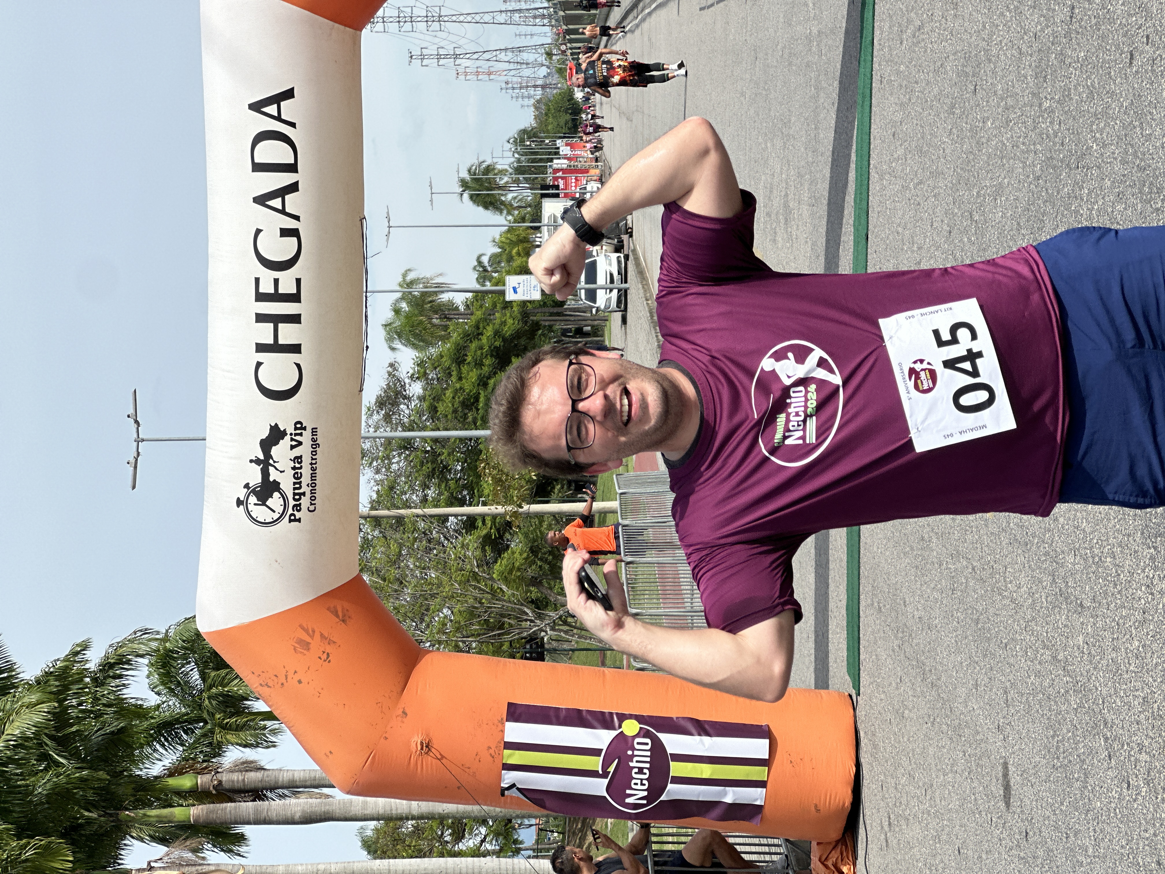 Atleta comemorando na chegada